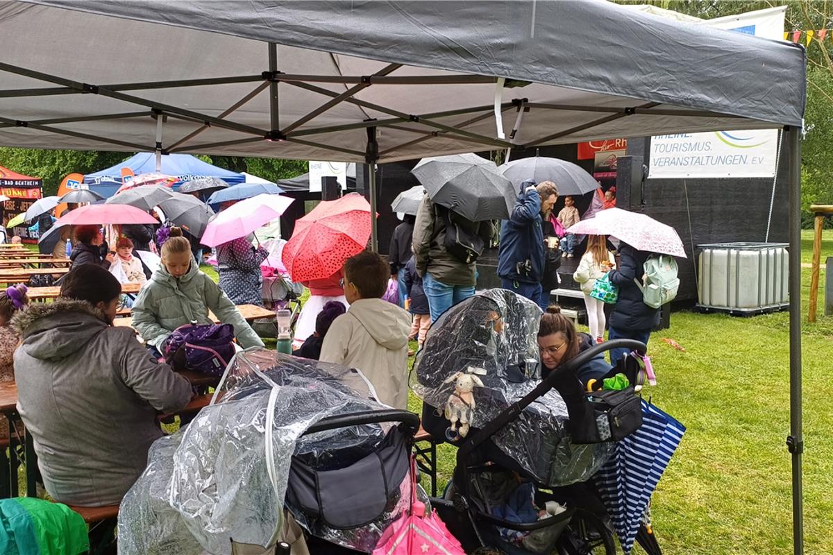 Verregnete Grillparty im Stadtpark
