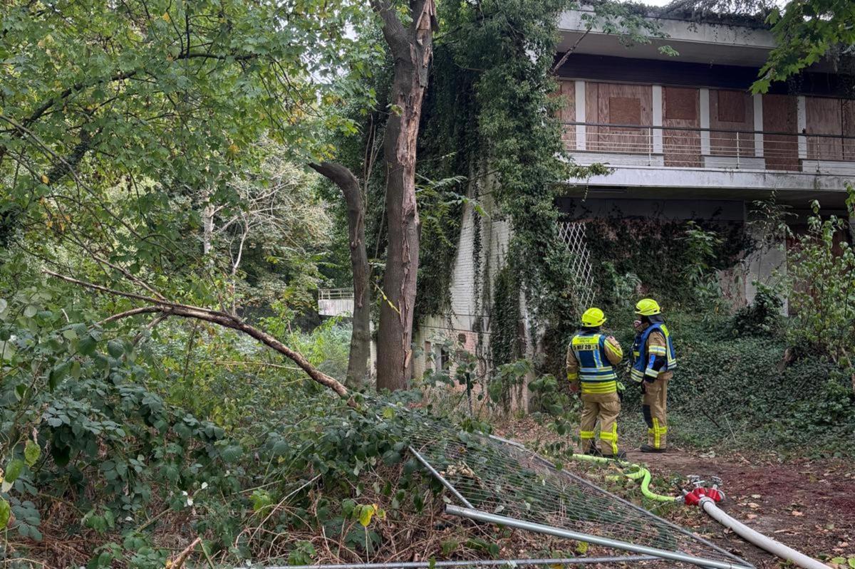 Unrat brennt in leerer Ärztevilla