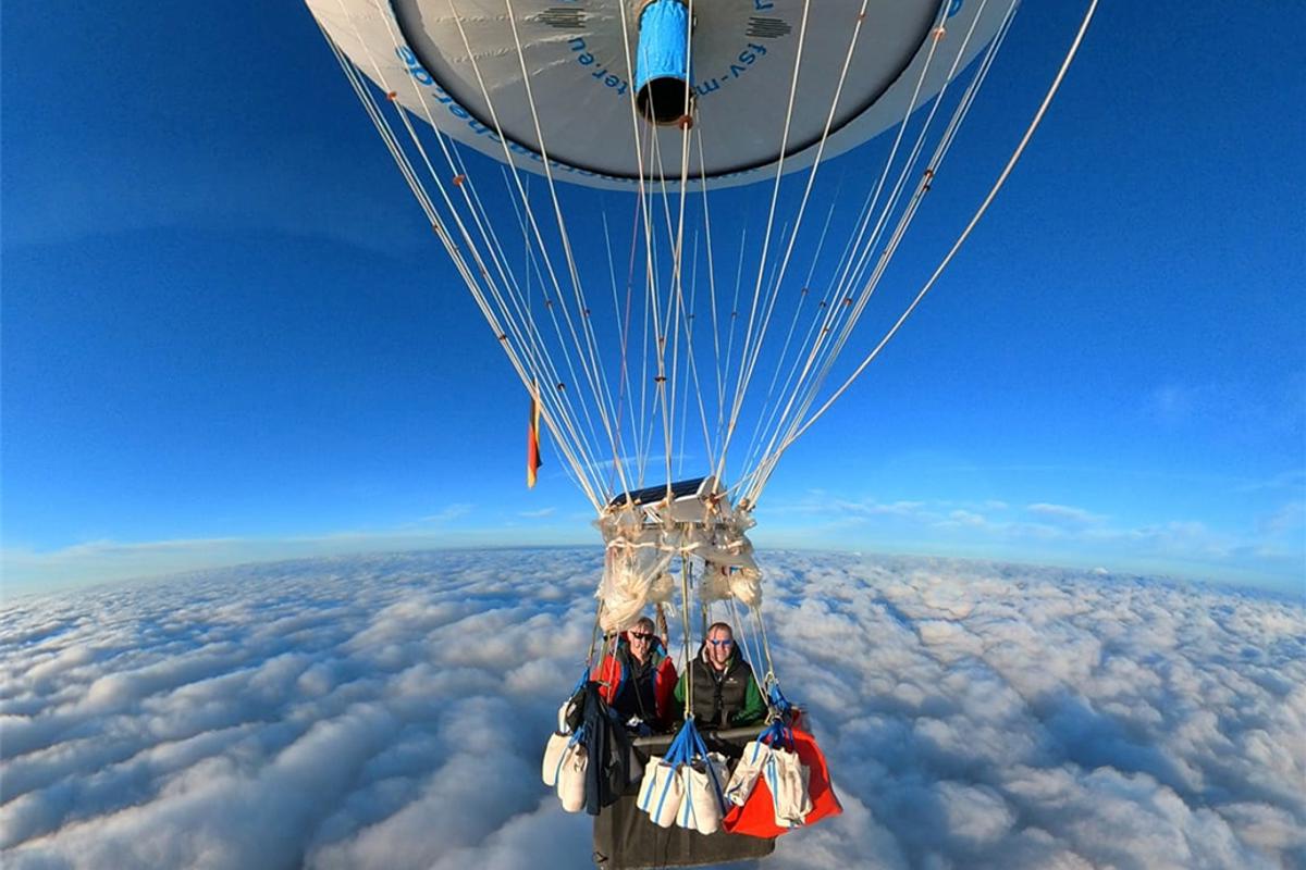 Montgolfiade: The balloons fly and glow