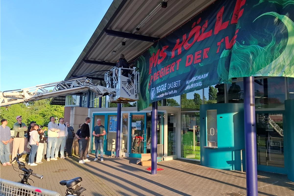 Fans and firefighters decorate Ems-Hölle