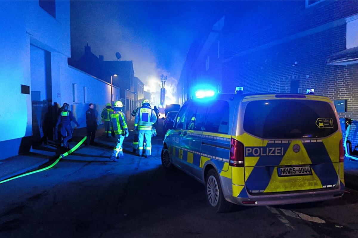 Bernhardstraße: House fully engulfed in flames