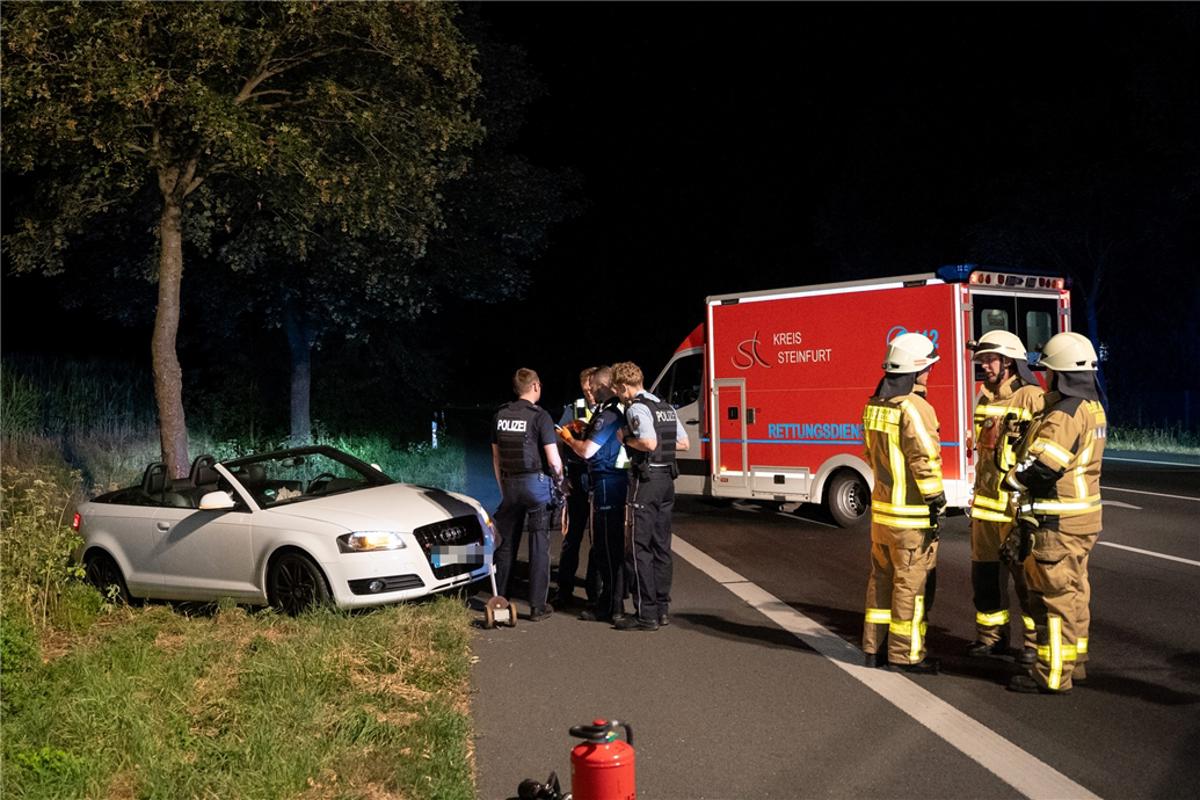 Auto und Pritschenwagen kollidieren bei Mesum