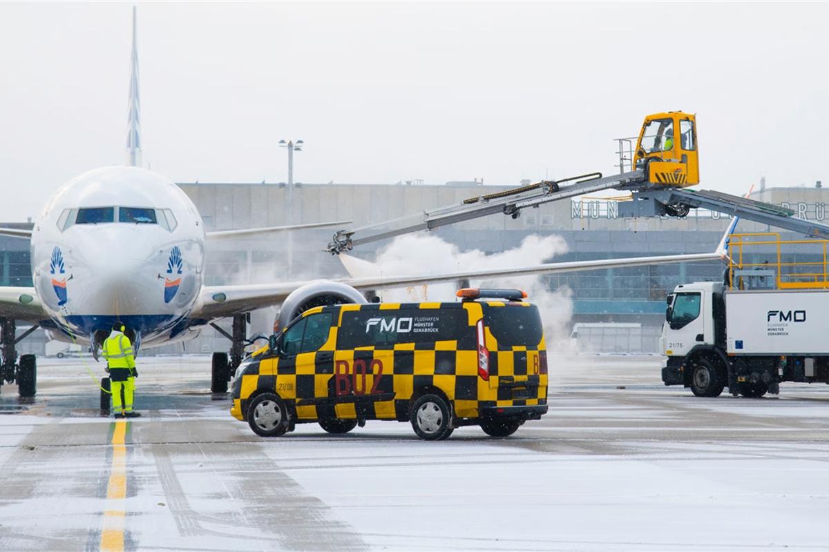 Winterdienst macht Flieger am FMO startklar
