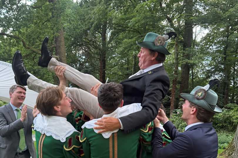Von der Garde und Präsident Sebastian Kreyenschulte umjubelt, wurde König Michael Specking im Park der Villa Hecking gefeiert.