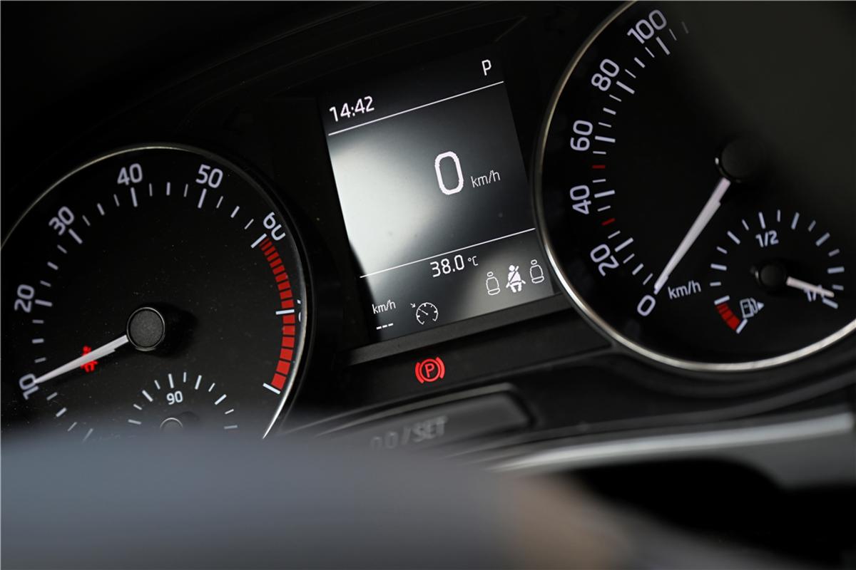 Kind bei Hitze im Auto gelassen