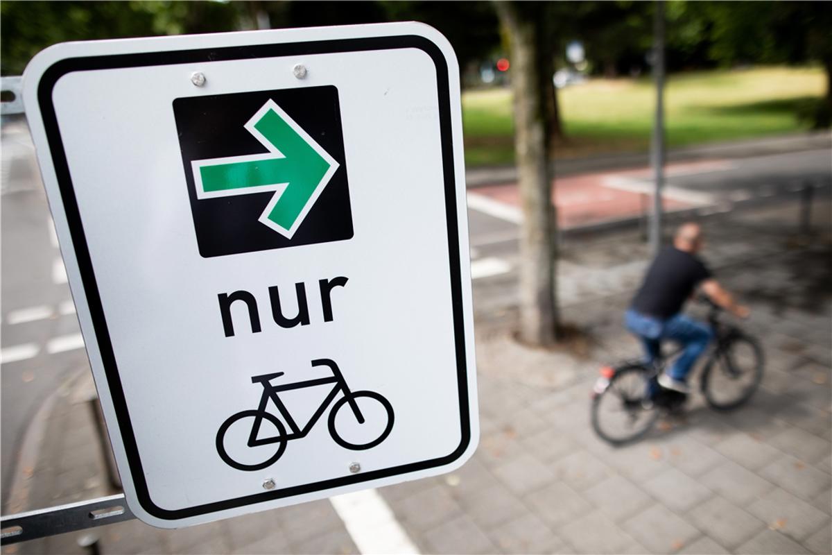 In Rheine: Green arrow sign for cyclists