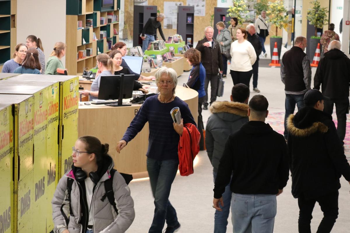 Großer Andrang in neuer Stadtbibliothek