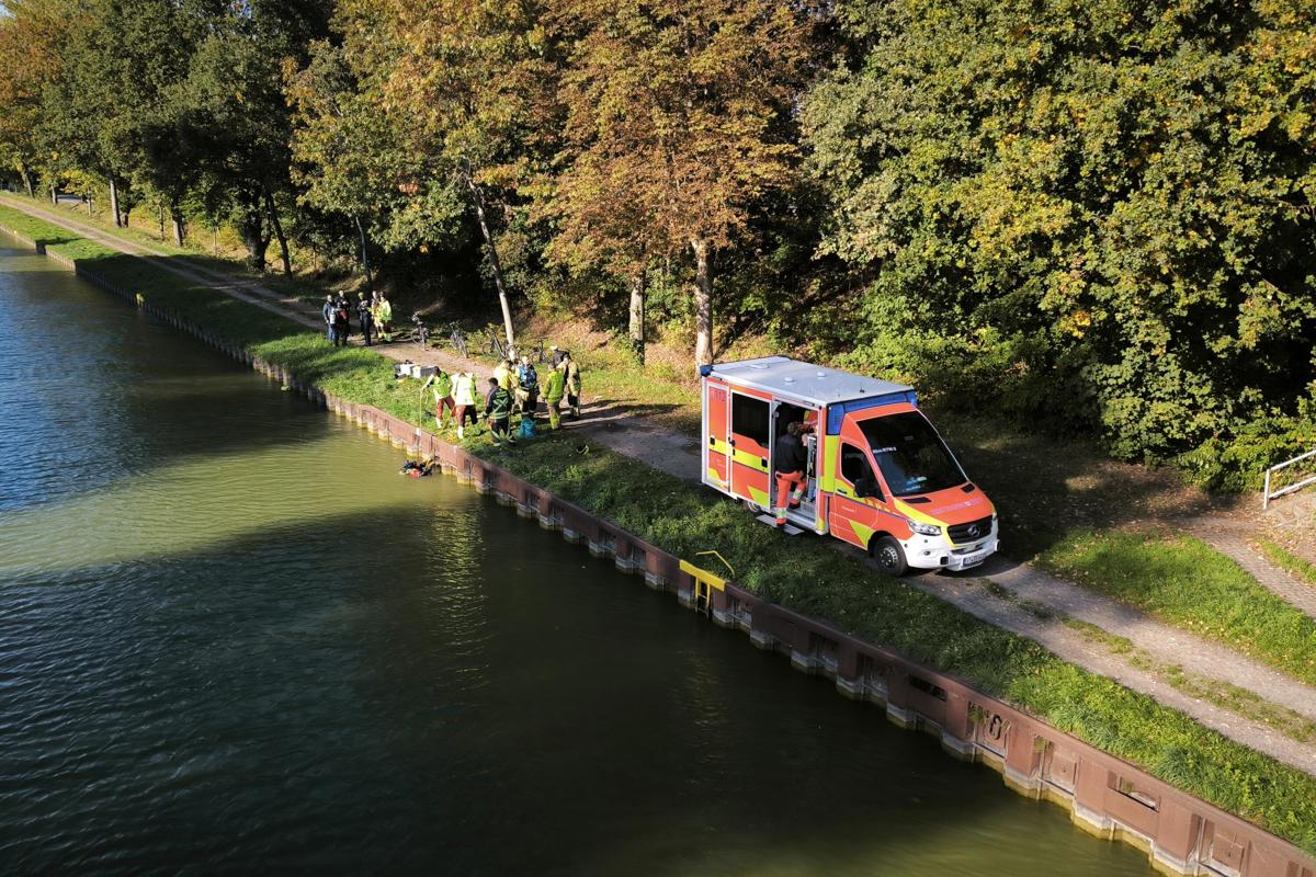 Altenrheine: Person falls into the canal