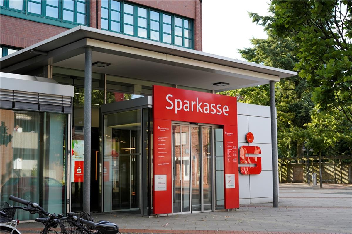 Maskierter bricht Sparbuch-Fächer auf