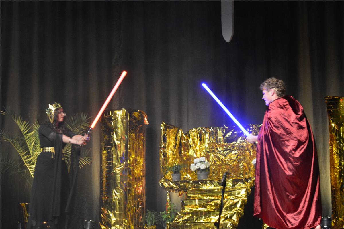 Antiker Kampf mit Laserschwertern