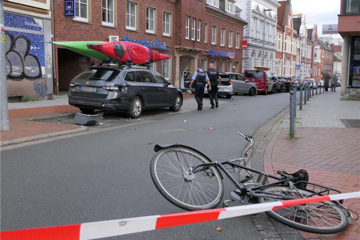 ID 3 kollidiert mit Rad – und rammt weitere Autos