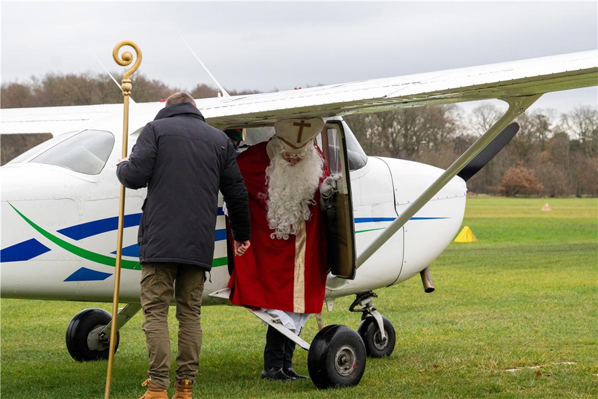 Saint Nicholas arrives by Cessna instead of a sleigh