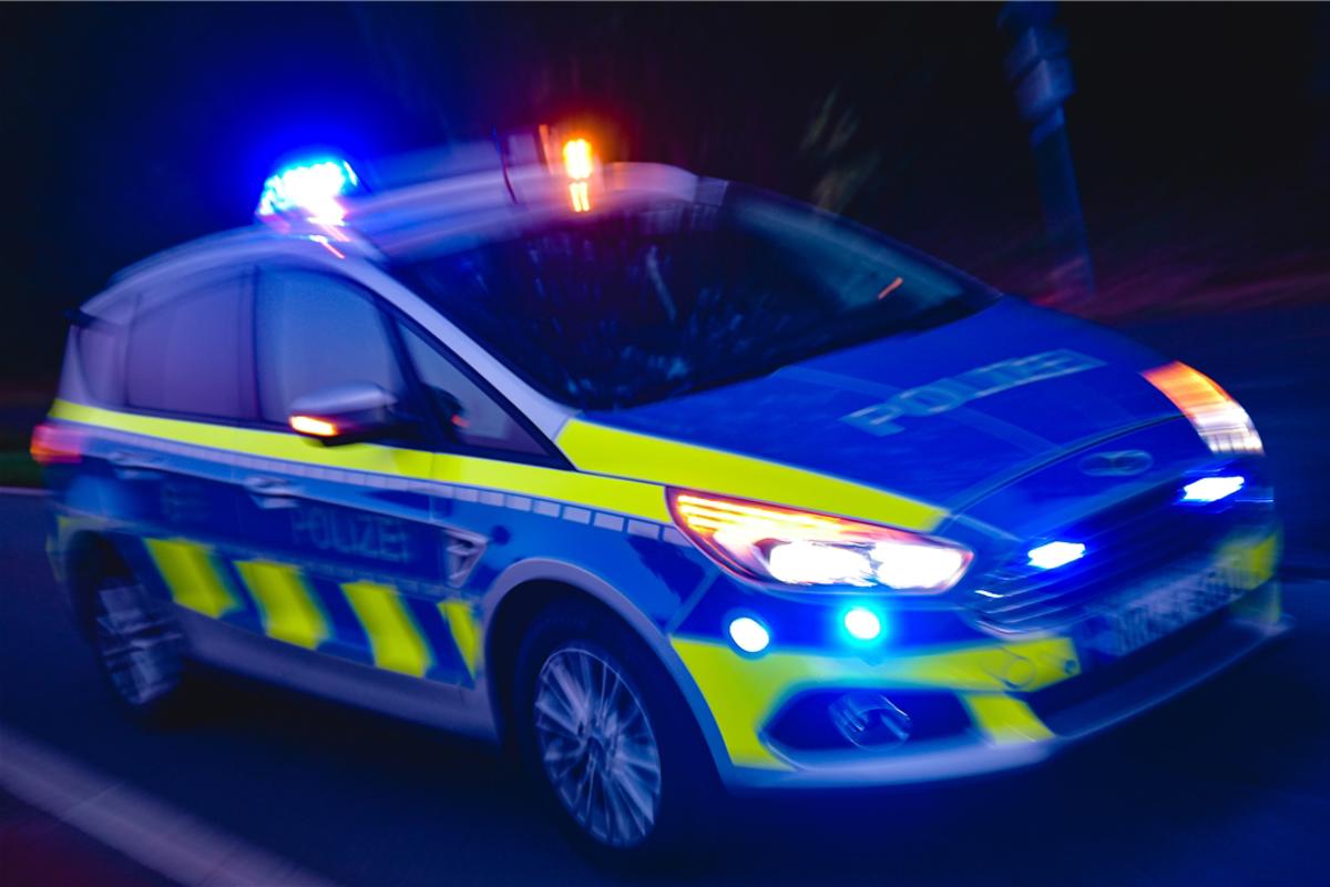 Angerempelt, mit Messer bedroht und geschlagen
