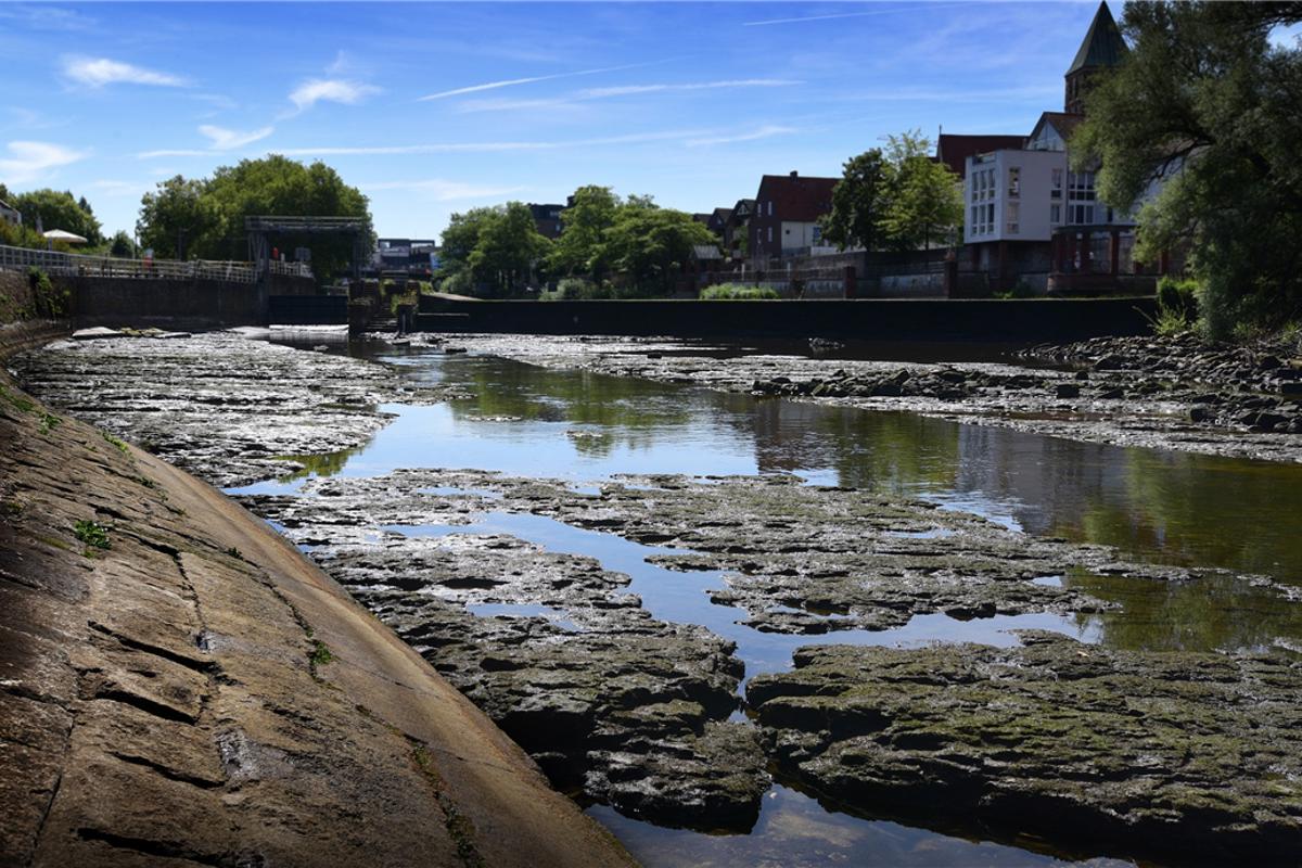 Surveying: Ems runs dry in front of the weir